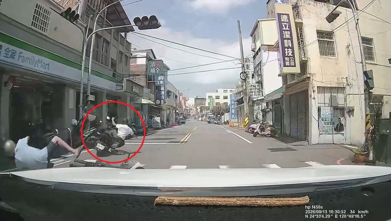 撞擊畫面曝!苗栗20歲騎士逆向超車 撞翻87歲翁釀2傷