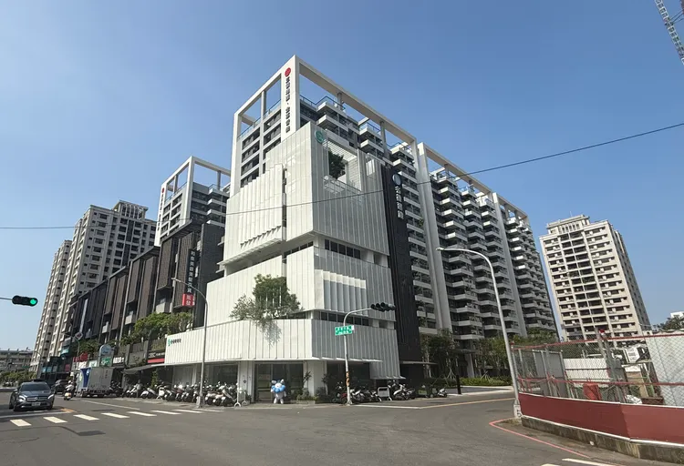 「三發首席大院」因社區規模夠大，因此可導入頂級物業管理，但每坪僅收60元管理費。葉家銘攝
