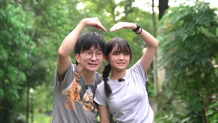唐從聖（左）與女兒莎莎。台視提供