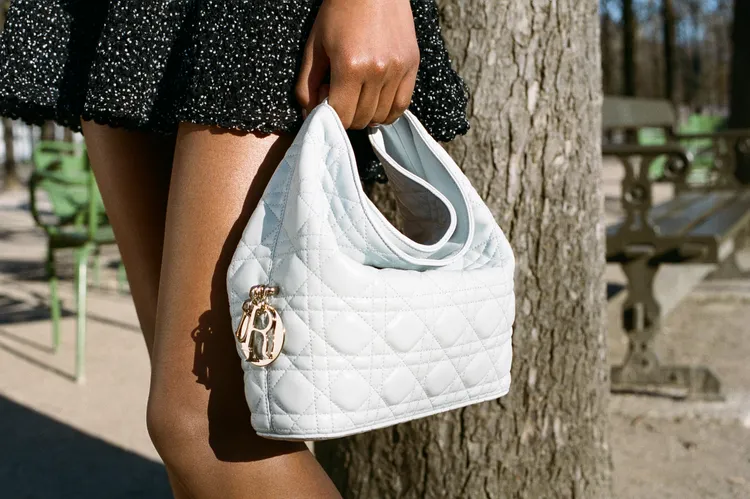 Dior 2026-2027冬季女裝系列帶來全新Toujours Hobo包。品牌提供