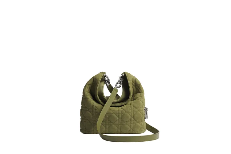 Dior Toujours Hobo卡其綠 Cannage籐格紋山羊皮麂皮小型款，12萬元。品牌提供