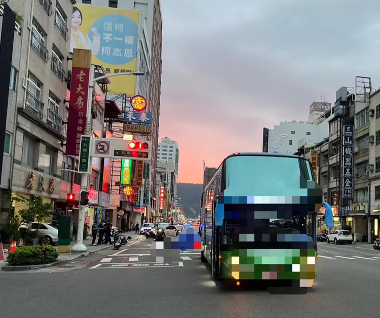 機車碰撞遊覽車，女騎士遭輾身亡。翻攝畫面