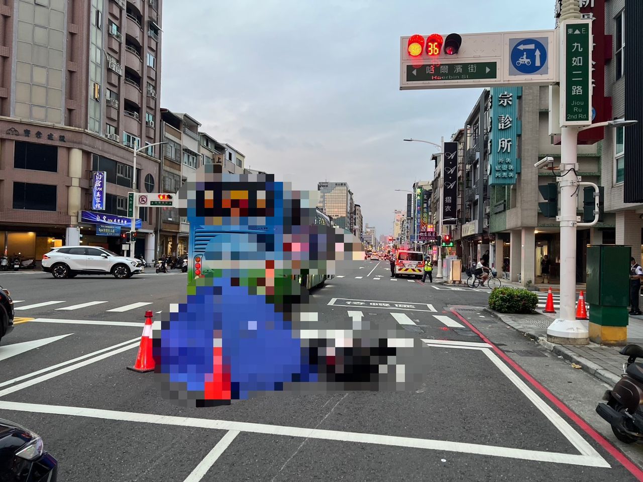 高雄死亡車禍!33歲女騎士遭遊覽車輾過 當場不治