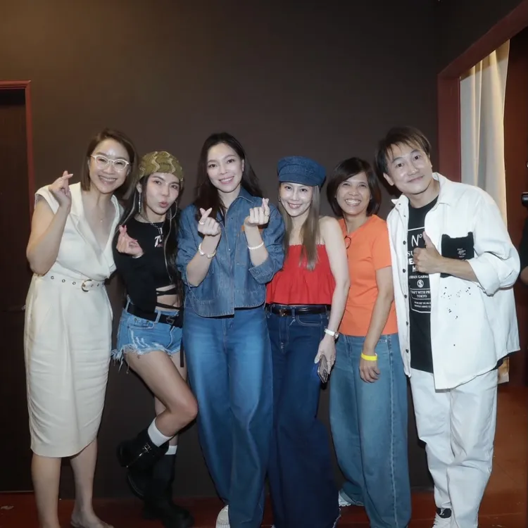 同為評審的「台灣嘻哈教母」陳姿陵（左2），在社群平台曬出曾馨瑩（左3）、Kelly Woo（左1）的開心合照。翻攝hiphopnikesoul_moveon IG