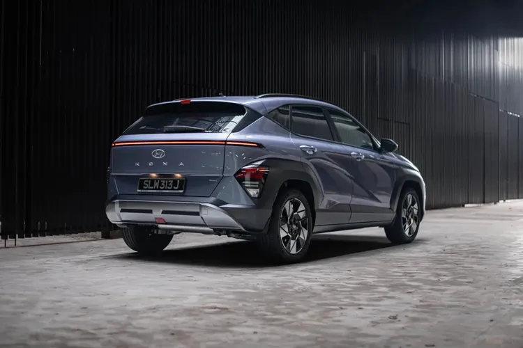KONA Hybrid車尾延續簡潔俐落的設計，尾燈與車身線條相互呼應，維持車系辨識度。原廠照片