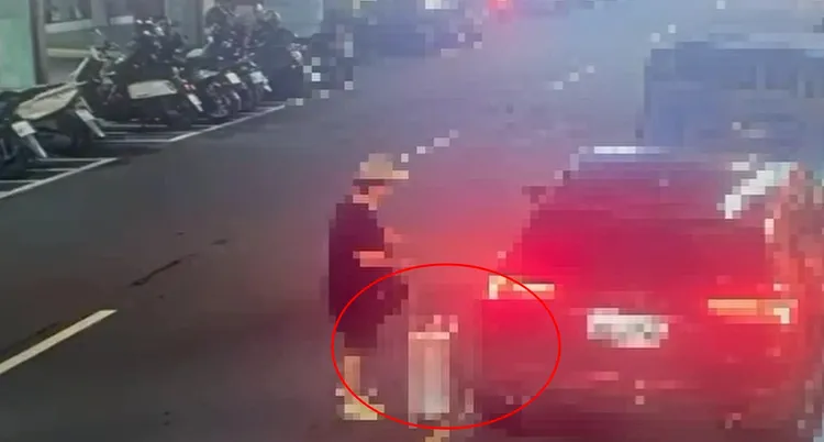 吳男開車載行李廂南下藏屍。翻攝畫面