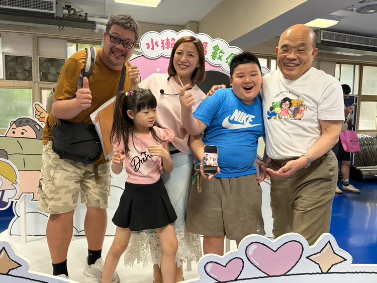 新北市議員陳乃瑜一家四口全員出動，與蘇貞昌阿公熱情互動。翻攝畫面