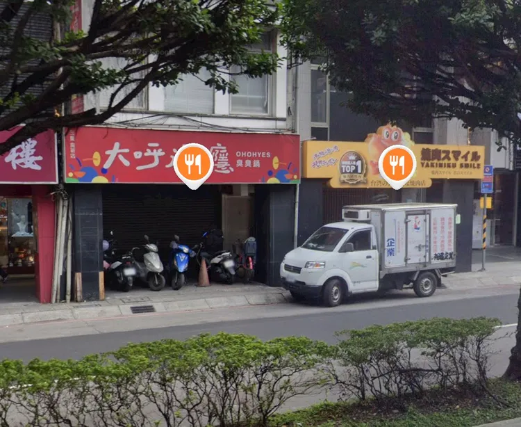 案發「燒肉SMILE」新北三重店與「大呼過癮」重新店相鄰。翻攝自Google map