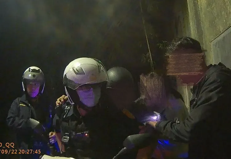 警員揹負老翁脫困。龜山警分局提供