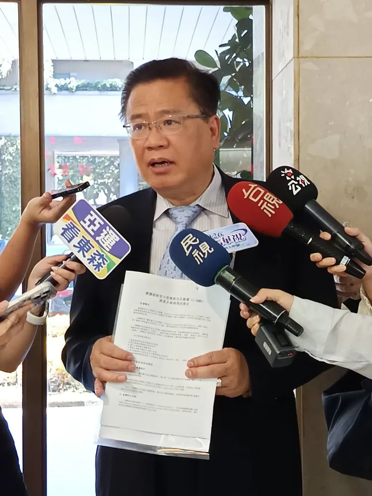 經濟部電價費率審議會今登場，電價審議委員、商總理事長許舒博會前受訪出示他收集的韓國SMR資料。許麗珍攝