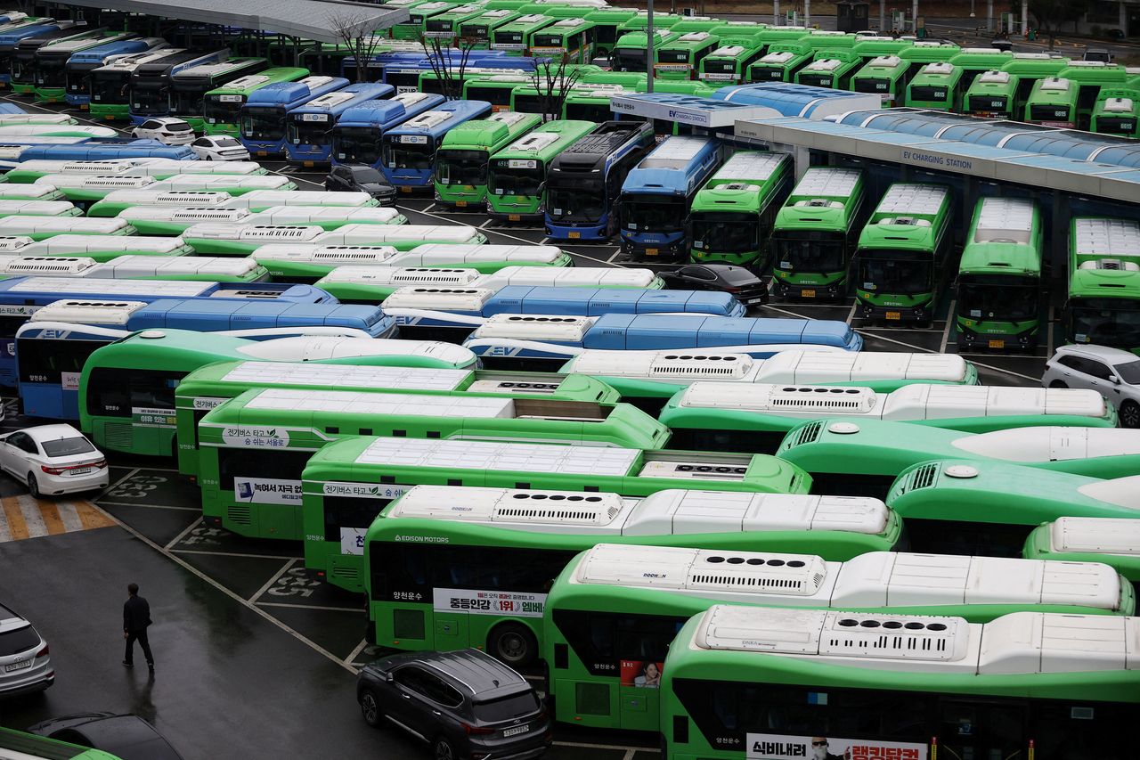 首爾公車勞資協商破局 明起首班車開始罷工