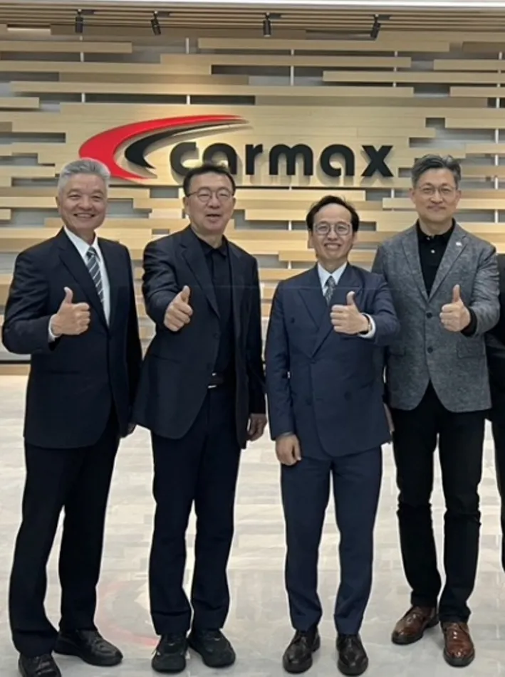 Hankook& Company與車美仕進行業務交流，  Hankook& Company CEO Mr. Jongho Park(左2)與車美仕總經理劉傳宏(右2)合影。業者提供