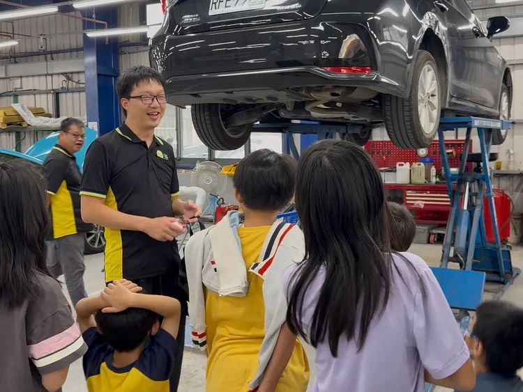 聖道兒童之家師生走進五股保修廠進行職涯體驗，由專業人員介紹車輛保養、維修流程及工作環境。業者提供
