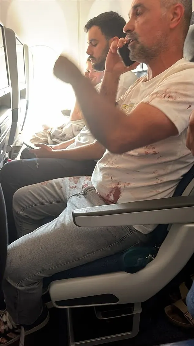 部分乘客身上有血跡。