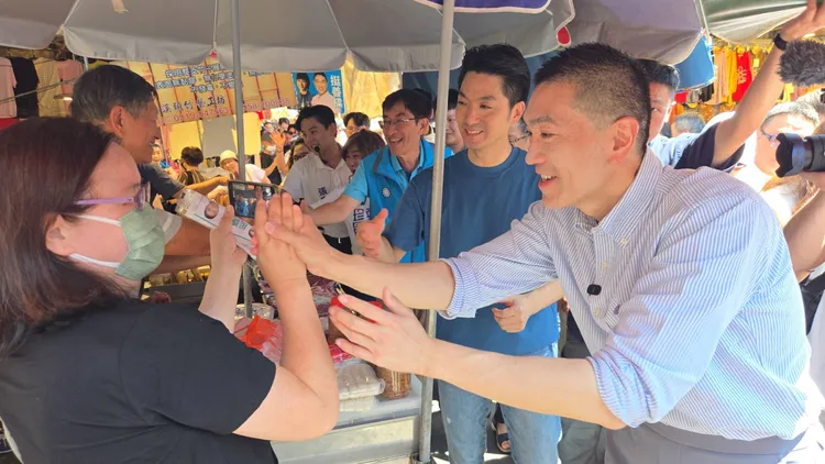 蔣萬安陪同謝國樑前往安樂市場掃街。葉先鵬攝