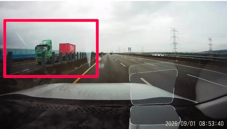 疑似「噴裝備」的貨櫃車。民眾提供