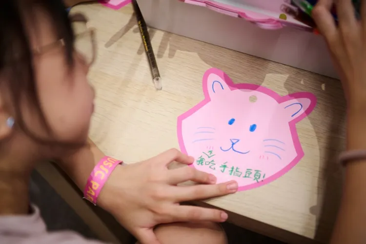 《虎姑婆和他的朋友 勇氣島大冒險》虎姑婆信箱陪伴孩子練習表達情緒。富邦文教提供