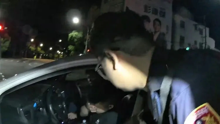 警員叫喚，酒駕男回說不要鬧了。翻攝畫面