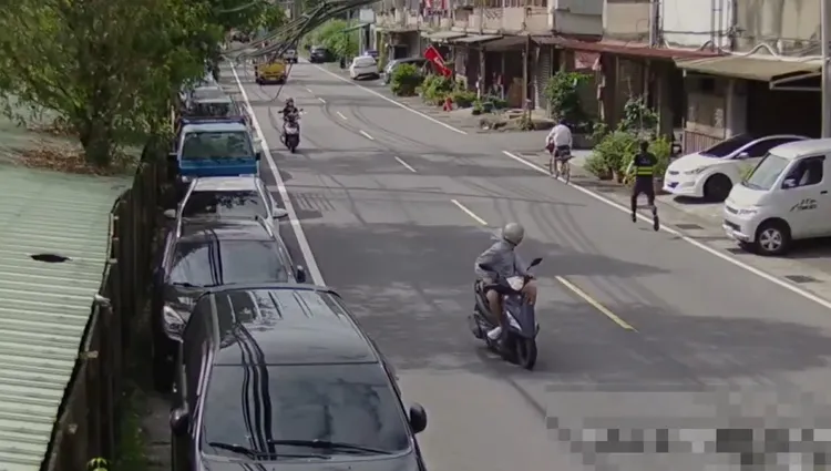 巡邏遇可疑身影就查！三峽警3小時抓3通緝犯，警專畢業搭檔默契十足。翻攝畫面
