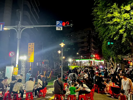 碧江公園延續往年深受民眾喜愛的「烤肉派對」，現場人潮眾多，香氣四溢，充滿中秋佳節氛圍。經發局提供