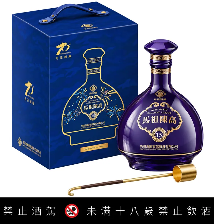 7公升紀念酒附贈特製金勺與煙火璀璨設計提盒，酒瓶尺寸32x32x45.5(H)cm。業者提供