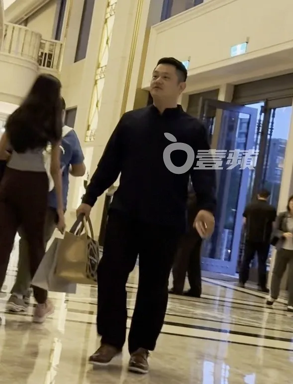 王卓鈞次子王惟正一身深色套裝，提著禮物參加父親壽宴。特勤中心攝