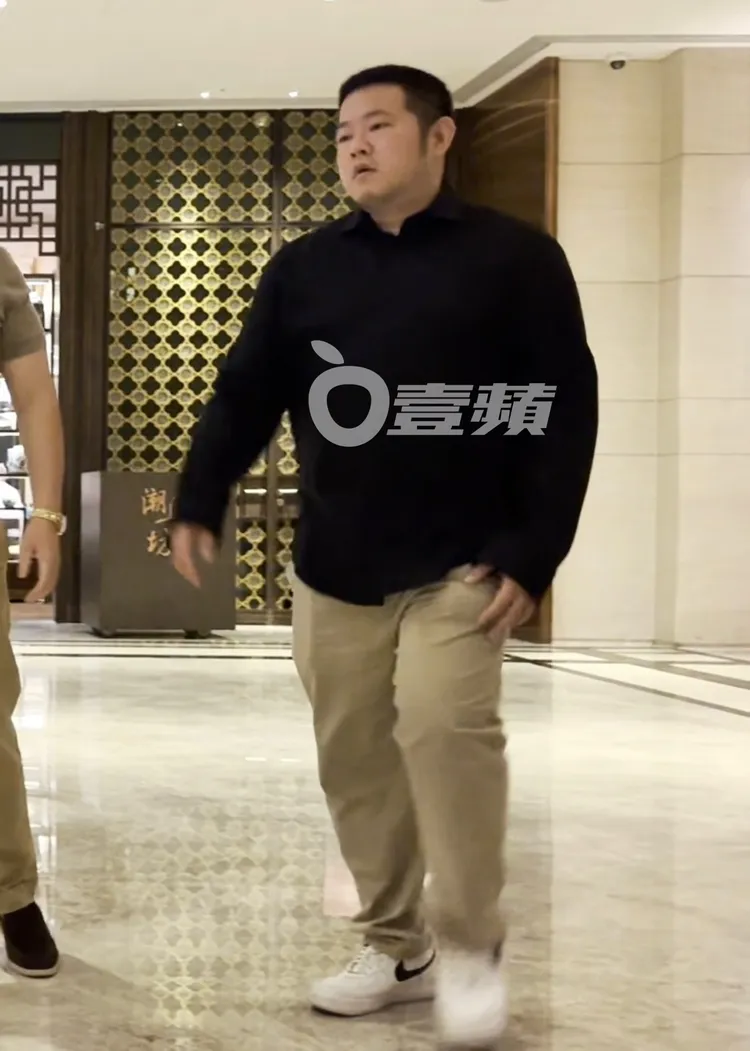 王卓鈞大公子、藝人ㄚ頭老公王惟立（右）和友人一同上樓。特勤中心攝