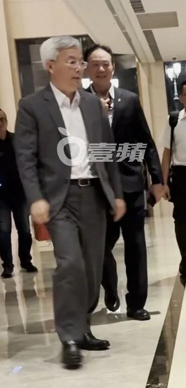 現任警政署署長張榮興與刑事局前局長周幼偉一同搭電梯。特勤中心攝