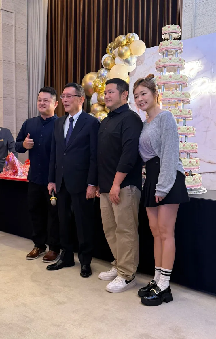 王卓鈞（左二）75歲大壽，和長媳丫頭（右起）、長子王惟立及次子王惟正開心合影。讀者提供