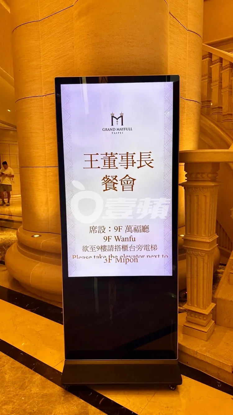 在位最久的警政署前署長王卓鈞，昨（3日）75歲生日，2日晚間在台北美福大飯店9樓萬福廳舉辦慶生宴，席開9桌近百位賓客，警界高官、企業界、演藝圈好友祝壽。特勤中心攝