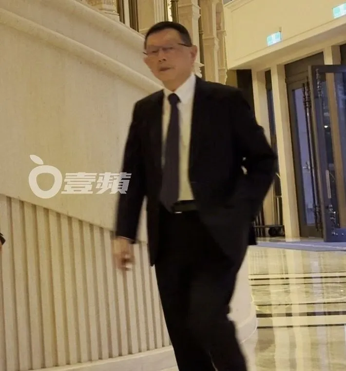 壽星王卓鈞進入包廂。特勤中心攝