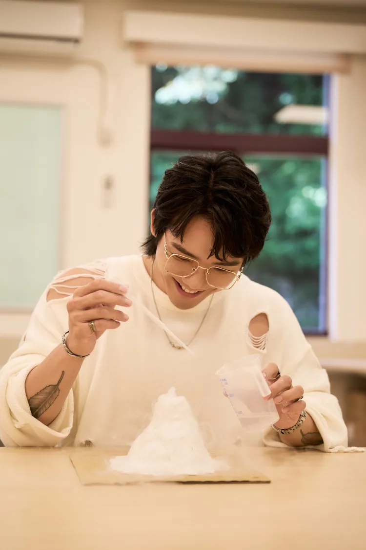 徐暐翔參考馬榮火山親手捏製黏土火山，成功完成火山噴發實驗。索尼音樂提供