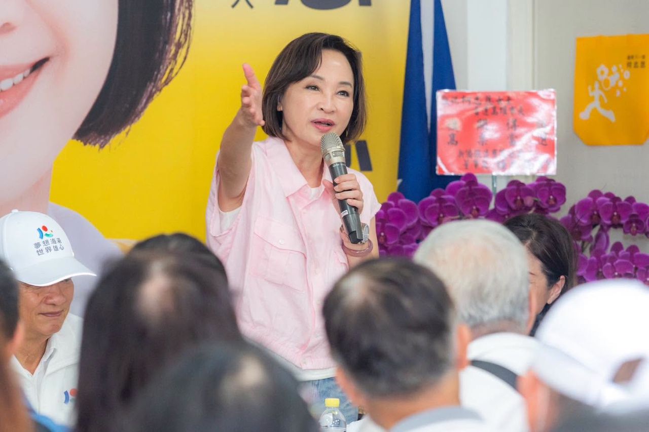 告別式發名片!喪家怒轟柯「團隊是瘋了嗎!」 柯志恩認不恰當道歉了