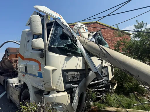 苗栗砂石車逆撞3電桿卡車頭　駕駛受困「毫髮未傷」原因曝