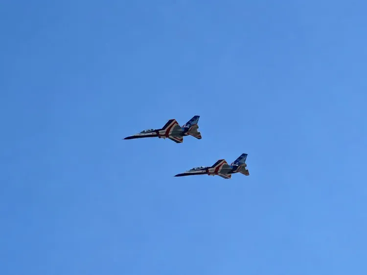 漢翔今（24）日完成最後2架勇鷹高級教練機交付，並於上午11點36分抵達岡山空軍官校。呂承哲攝