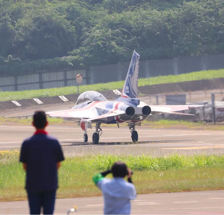 漢翔今（24）日完成最後2架勇鷹高級教練機交付，圖為勇鷹高教機準備駛離機場。李俊毅攝