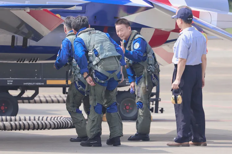 漢翔今（24）日完成最後2架勇鷹高級教練機交付，董事長曹進平出席交機活動致意。李俊毅攝