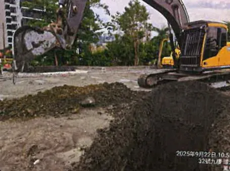 大寮山仔頂段農地被不法集團回填廢土，雄檢3日起訴王姓主嫌等34人。雄檢提供。翻攝畫面