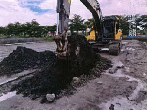 大寮山仔頂段農地被不法集團回填廢土，雄檢3日起訴王姓主嫌等34人。雄檢提供。翻攝畫面