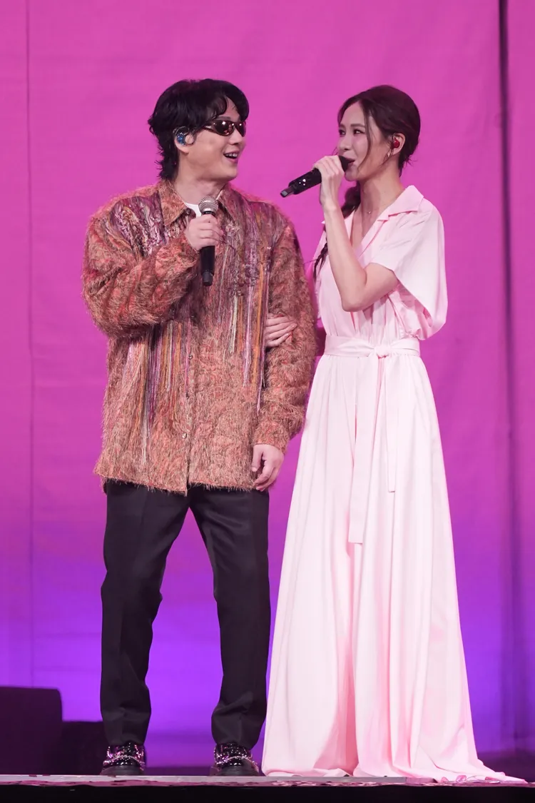 ２人勾勾手。彭欣偉攝