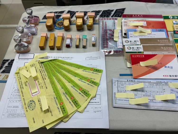 警方查獲洗錢集團犯罪工具。翻攝畫面