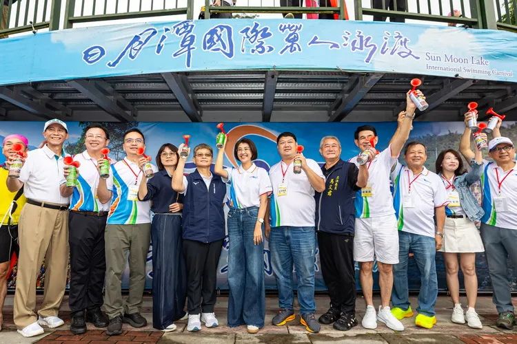 南投縣長許淑華與來賓鳴笛，為泳渡活動揭開序幕。南投縣府提供