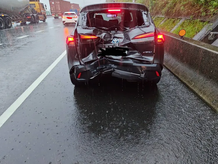 小客車遭追撞。翻攝畫面