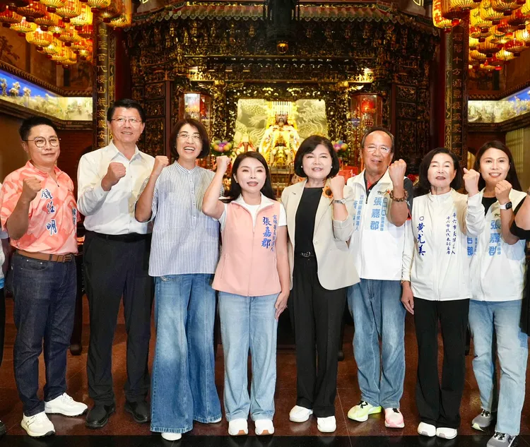 雲林縣長候選人張嘉郡13日晚間在西螺福興宮舉辦「WOW雲林更好」廟口開講，南投縣長許淑華跨區力挺。張嘉郡辦公室提供