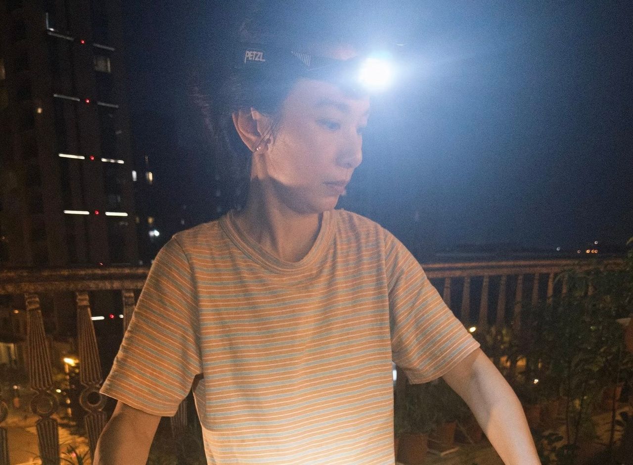 田馥甄中秋頭戴探照燈烤肉 曝素顏模樣!網驚:認不出來