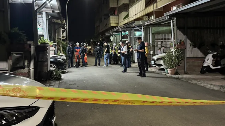 警方封鎖現場與魏男對峙。民眾提供