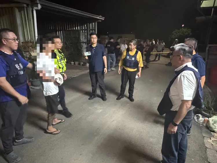 警方勸說近3小時終於讓魏男卸下心防束手就擒。民眾提供