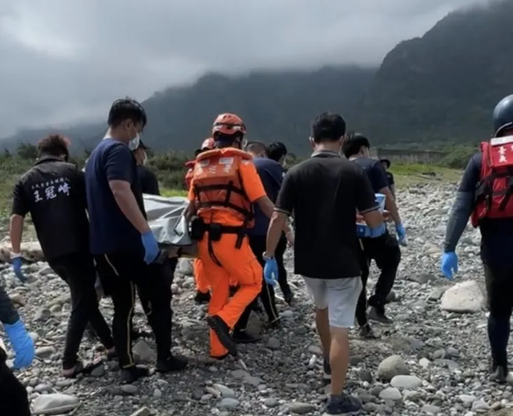 救難人員將遺體搬運上岸。消防局提供