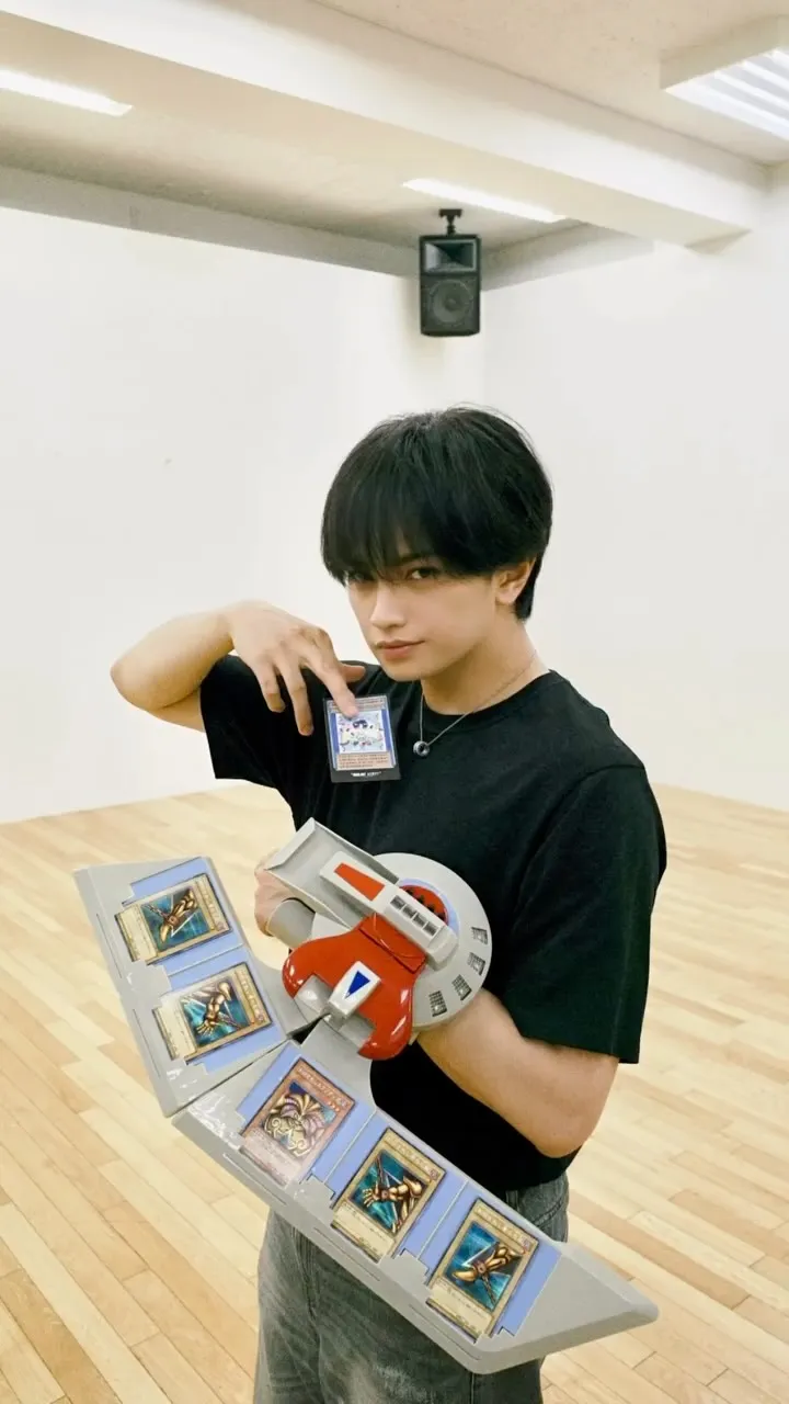 中島健人對《遊戲王》情有獨鍾，過去曾在IG展示決鬥盤，受訪時收到決鬥盤面紙盒套開心不已。翻攝中島健人IG