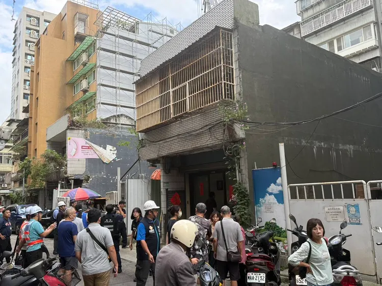 民宅坍塌引起附近住戶圍觀。翻攝畫面